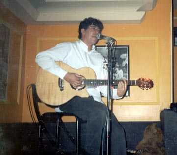 Nacho Béjar en concierto en la sala Art Company, Madrid, 5-4-2001