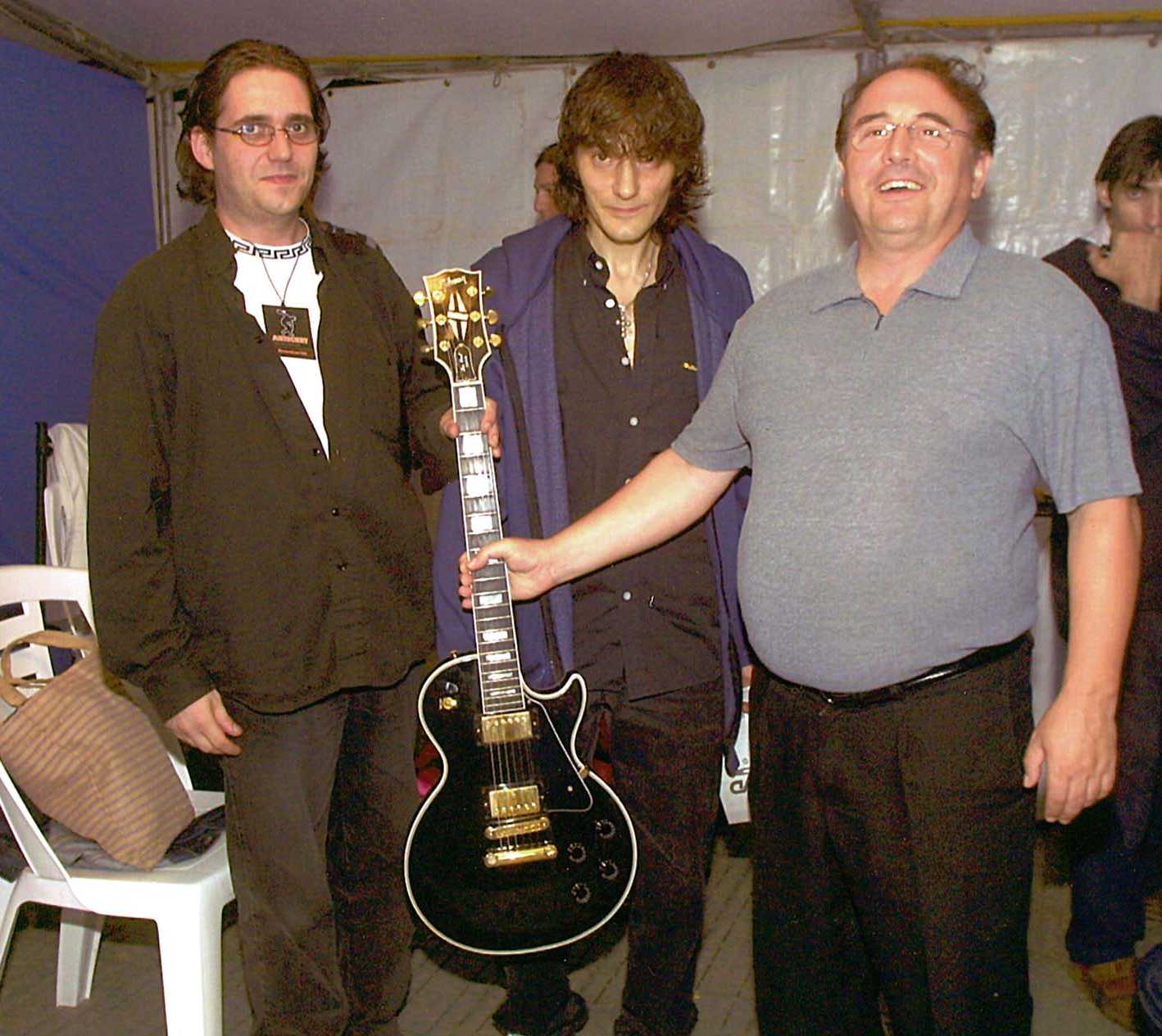 Cisco, Antonio Vega y Bibiano (de Voces Ceibas y de www.articket.com), en El Ferrol, 8-2001, con la guitarra de Cisco
